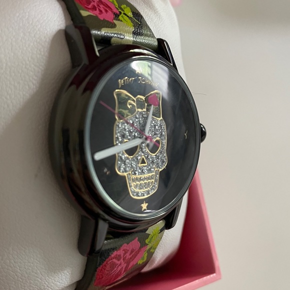 Betsy Johnson skull camo/rose watch timepiece - Picture 3 of 8